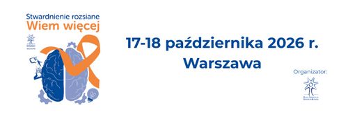 Baner konferencji Stwardnienie Rozsiane Wiem Więcej, która odbędzie się 17 i 18 października 2026 roku w Warszawie. Po lewej stronie jest plakat wydarzenia, o tym samym tytule. Pod tytułem jest prosta niebieskawa grafika jakby mózgu od góry. Ten mózg osłania pomarańczowa wstążka.